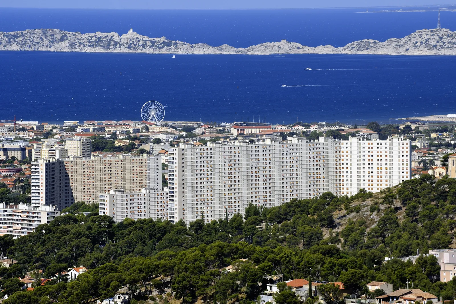 La cité de Castellane appartient aux Quartiers Nord de Marseille.