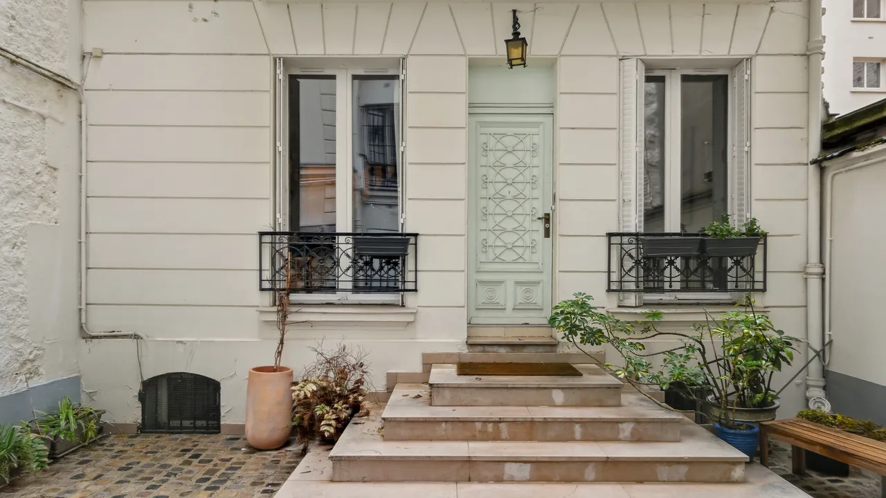 Paris'in Batignolles semtindeki bu şehir evi yaklaşık bir milyon euroya satılık