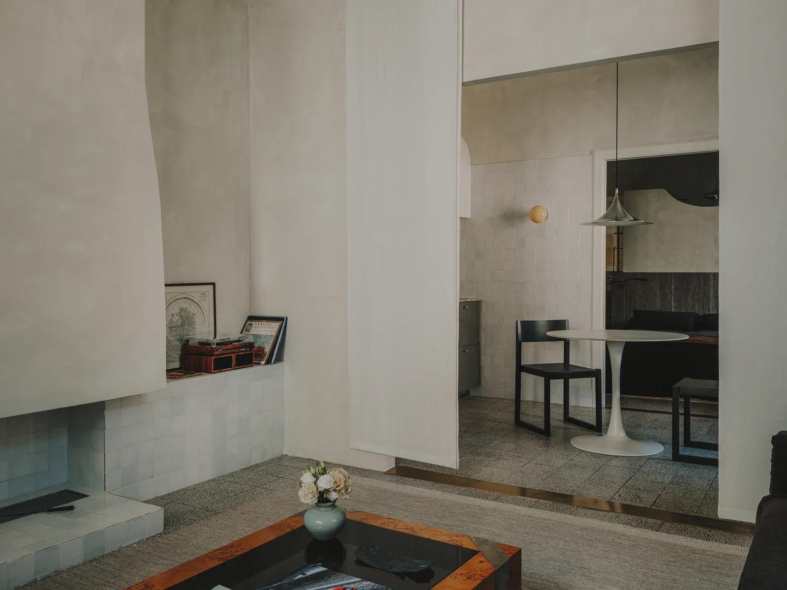 Les pièces s'enchaînent en enfilade du salon jusqu'à la chambre en passant par la cuisine lies par un sol unique en...