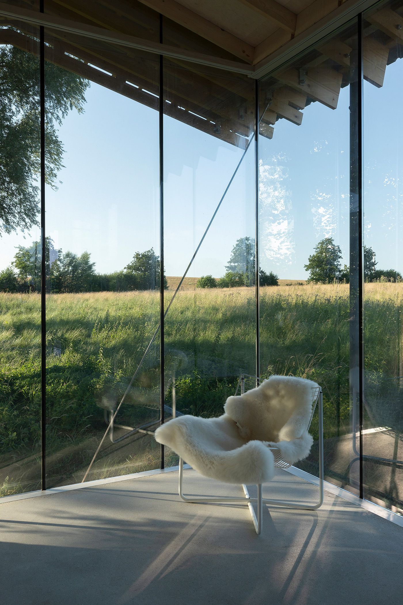 Ferienhaus in Schleswig Holstein Sessel mit Fell
