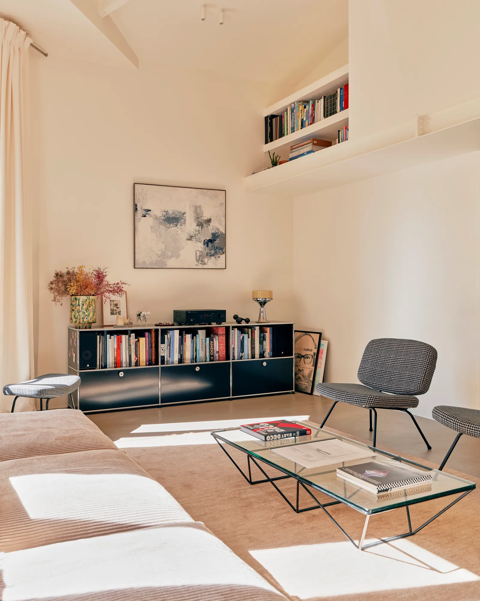 Une petite bibliothèque prend place dans la double hauteur du salon. Table basse Alanda de Paolo Piva, fauteuils et...