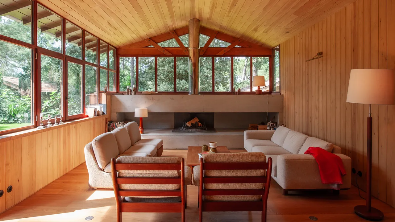 Cap Ferret'te Girolle adlı mimarın tamamen ahşap evi, çamların arasında