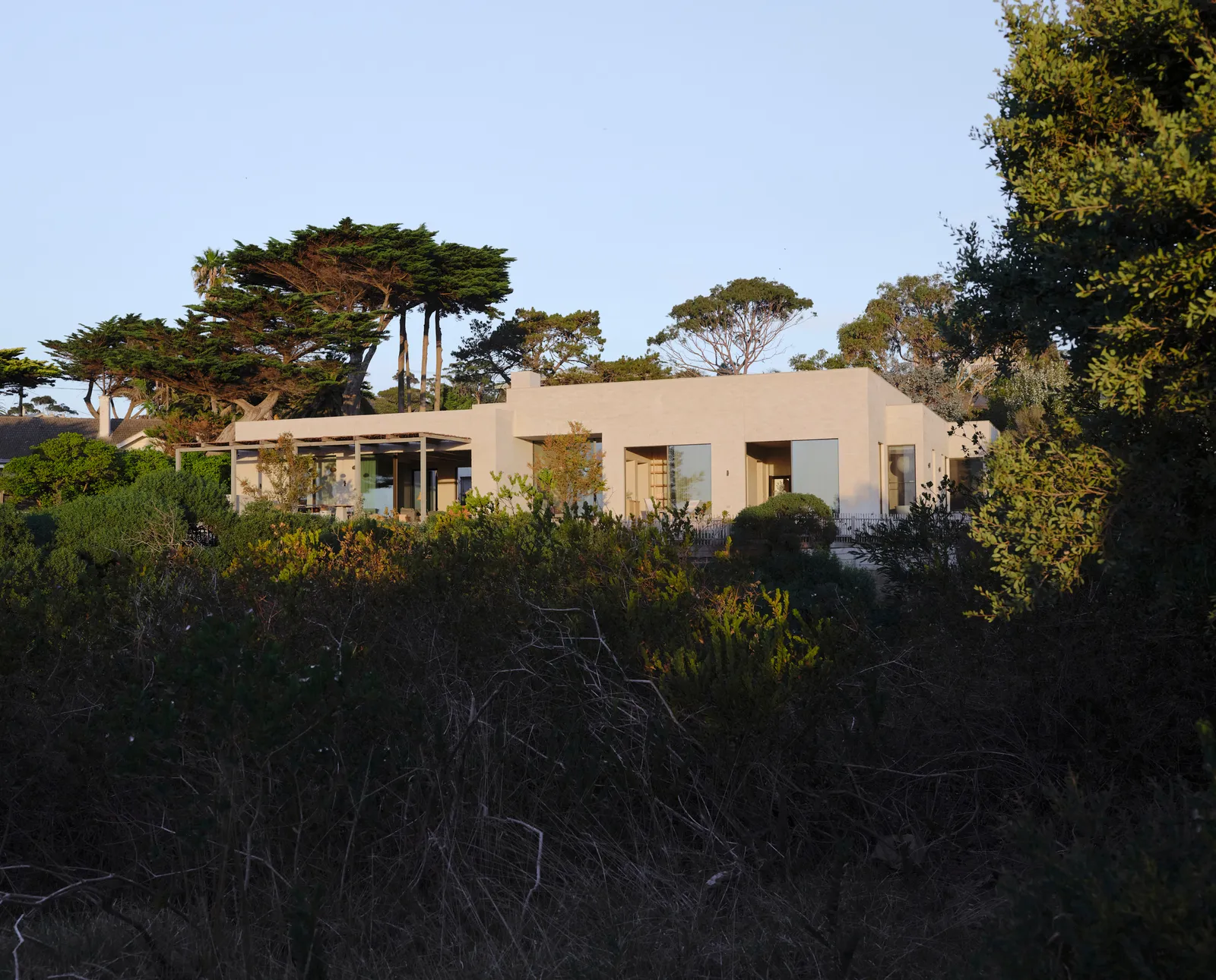 La construction embrasse son environnement naturel.