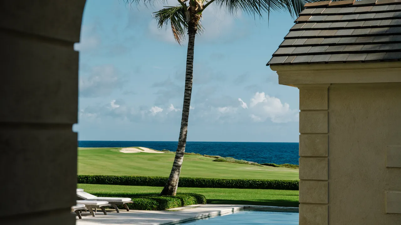 Punta Cana'nın Efsanevi Evi: Okyanusa Açılan Avlu Dizisi