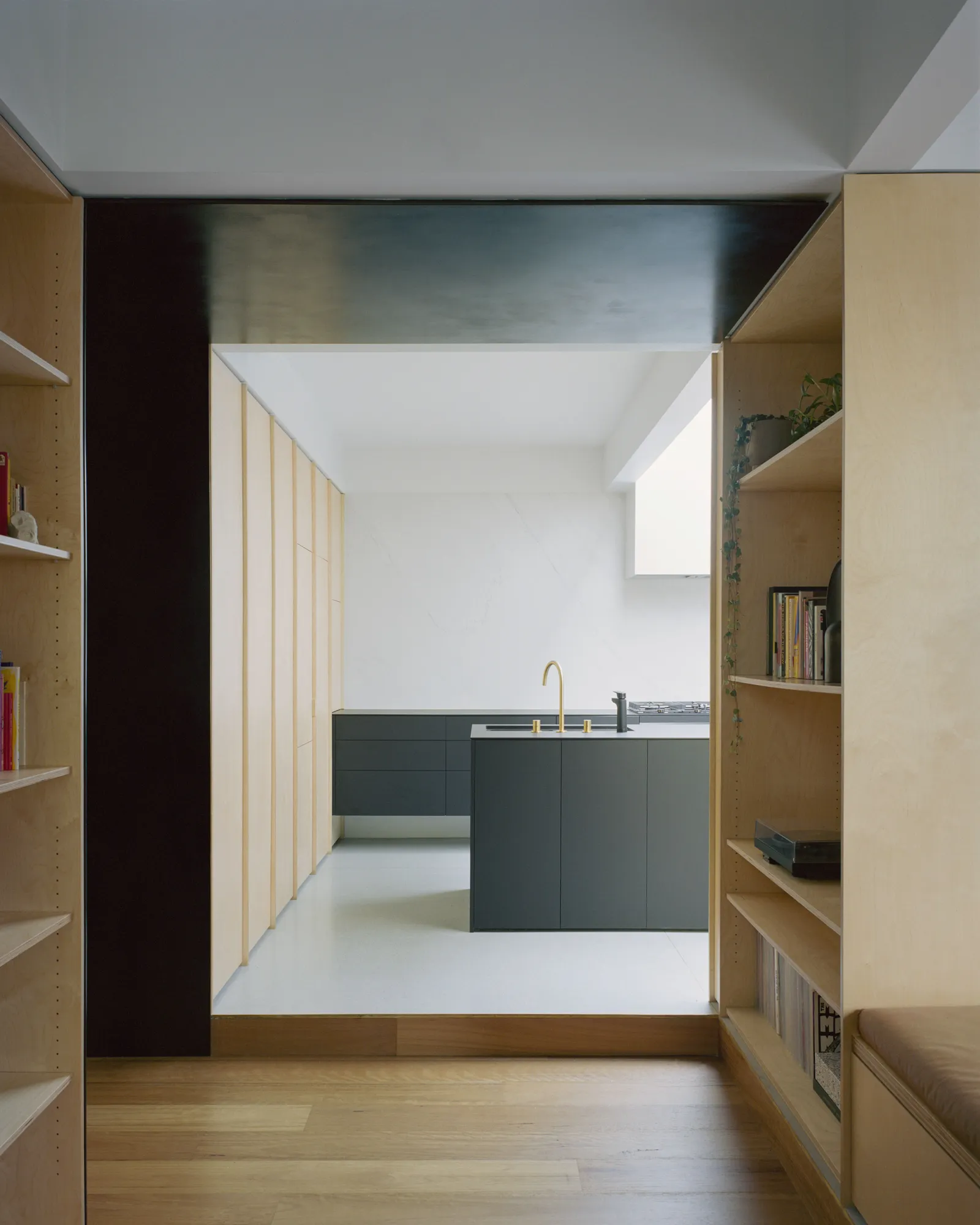 cocina negra de madera