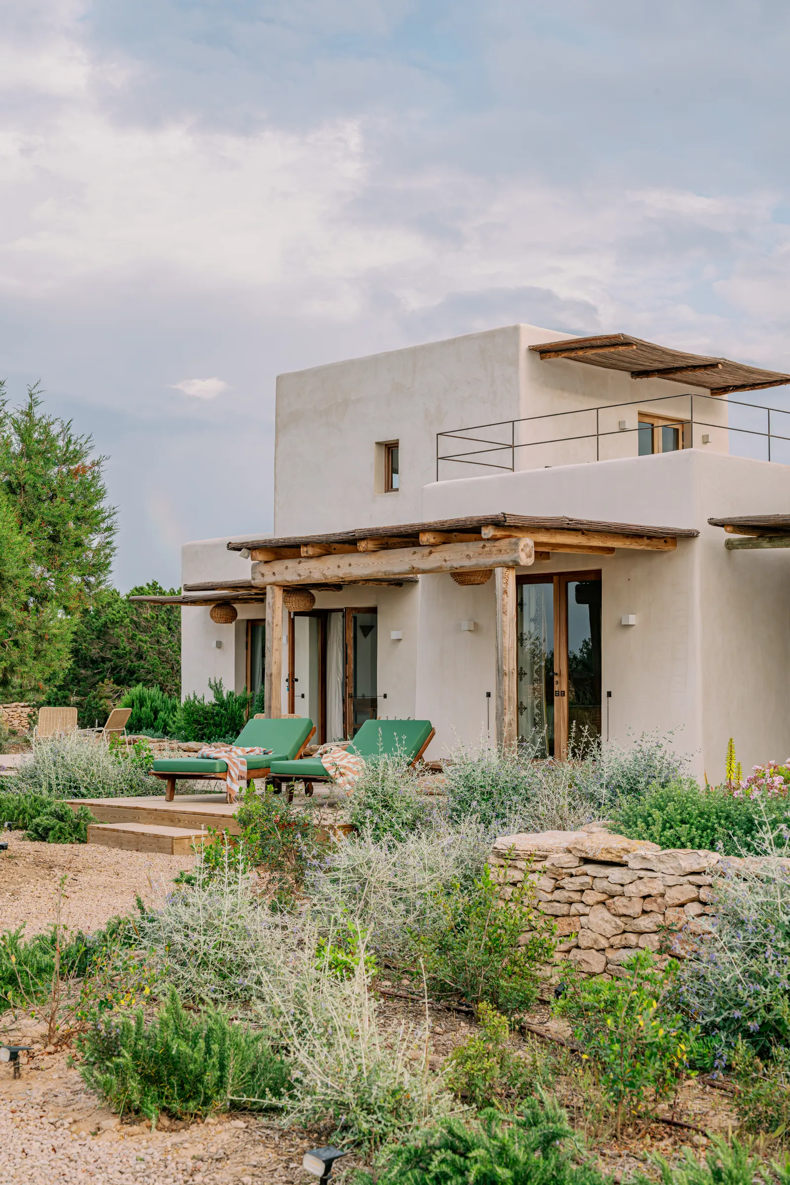 Clmence Pirajean und James Lees im Wohnzimmer ihres Ferienhauses auf Formentera