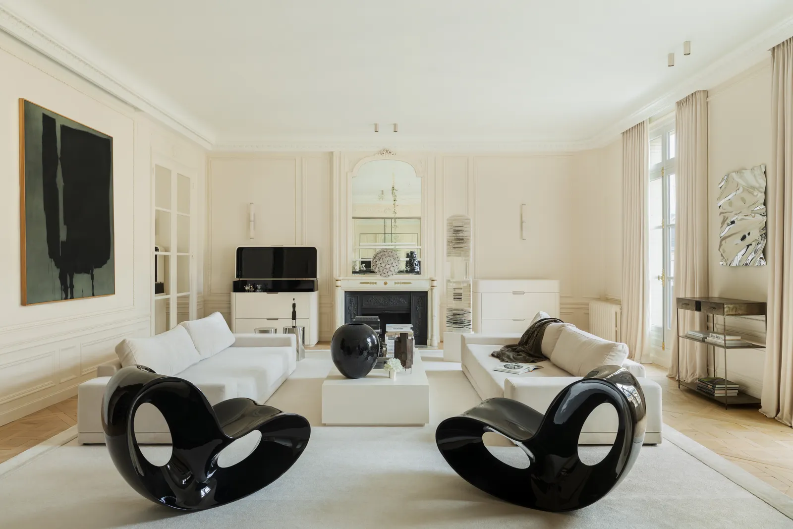 salon haussmannien noir et blanc appartement du xvi arrondissement