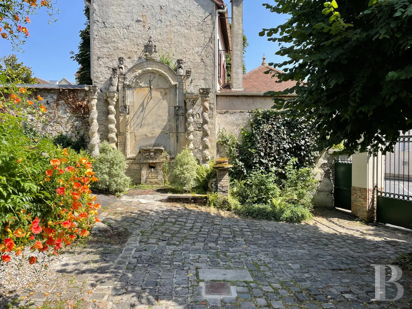 Dans la cour la fontaine surmonte d'un cadran solaire est issue de la collection d'antiquits d'Albert Maignan.