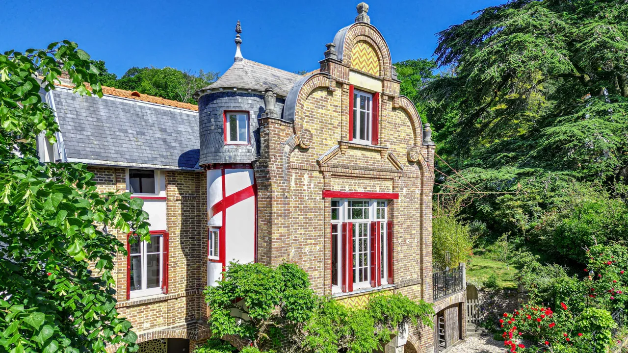 Paris'in Yakınlarında Satılık 19. Yüzyıla Ait Eski Sanatçı Atölyesi — 890.000 €