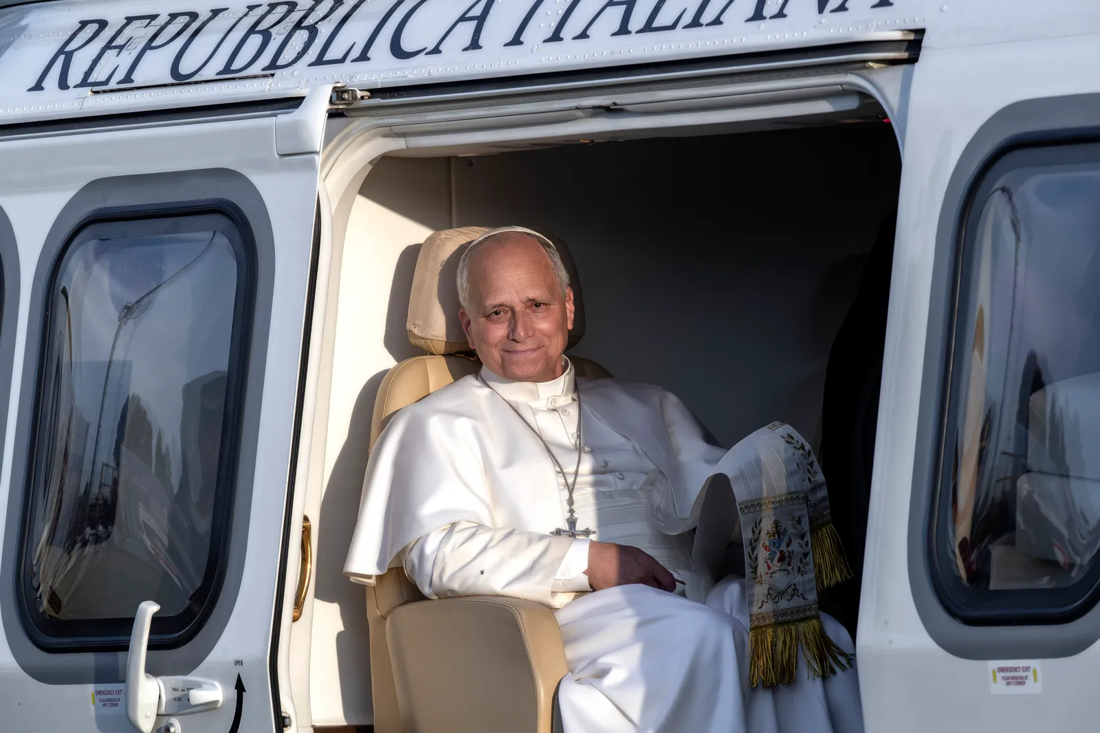 Le pape Lon XIV à bord de l'hlicoptère avant son départ pour le Vatican au terme de sa visite pastorale à Sant'Angelo...