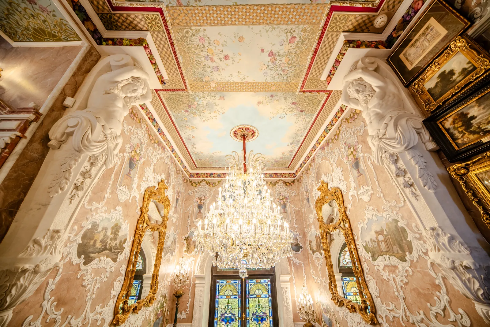 Le château le plus excentrique de la Côte d'Azur est à vendre à Antibes
