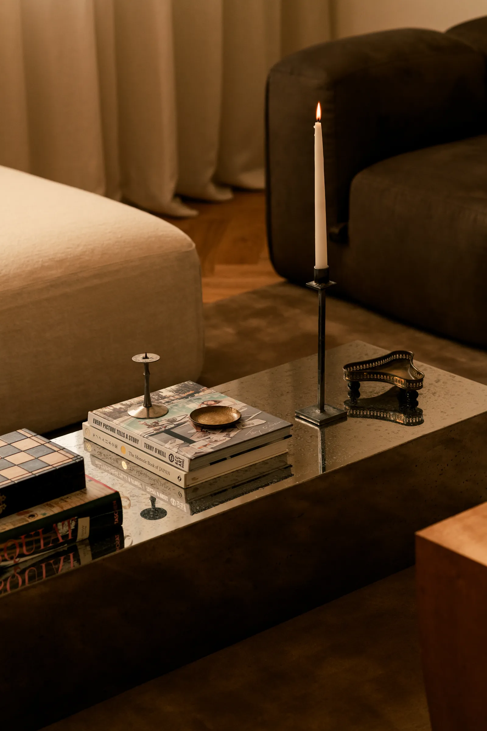 La table basse ralise sur mesure est un paralllpipède en acier bross trait à l'acide on ne saurait faire plus pur.