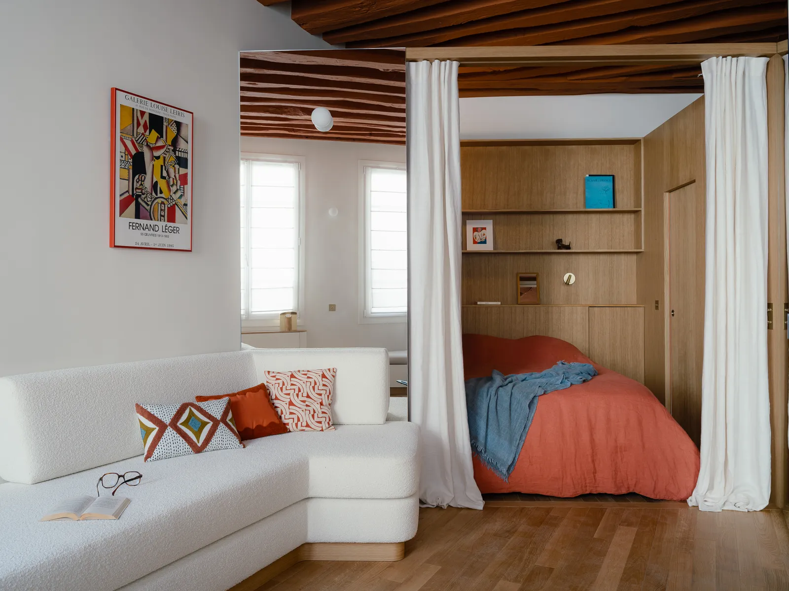 studio tudiant de 26 m2 à paris canap blanc coin chambre en bois avec rideau sparateur