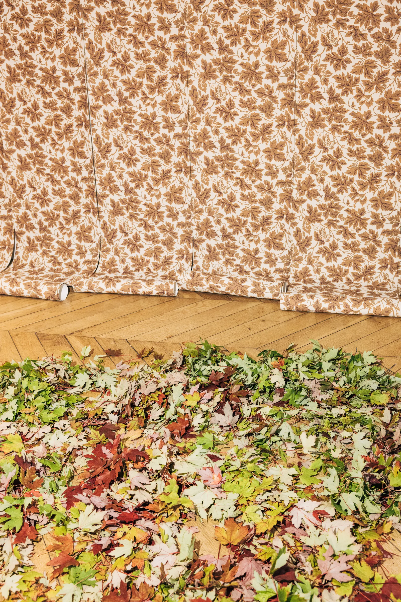 Papier peint Vine Leaf collection Heritage Papers Farrow Ball. Stylisme Sarah de Beaumont assiste de Noelann Bourgade.