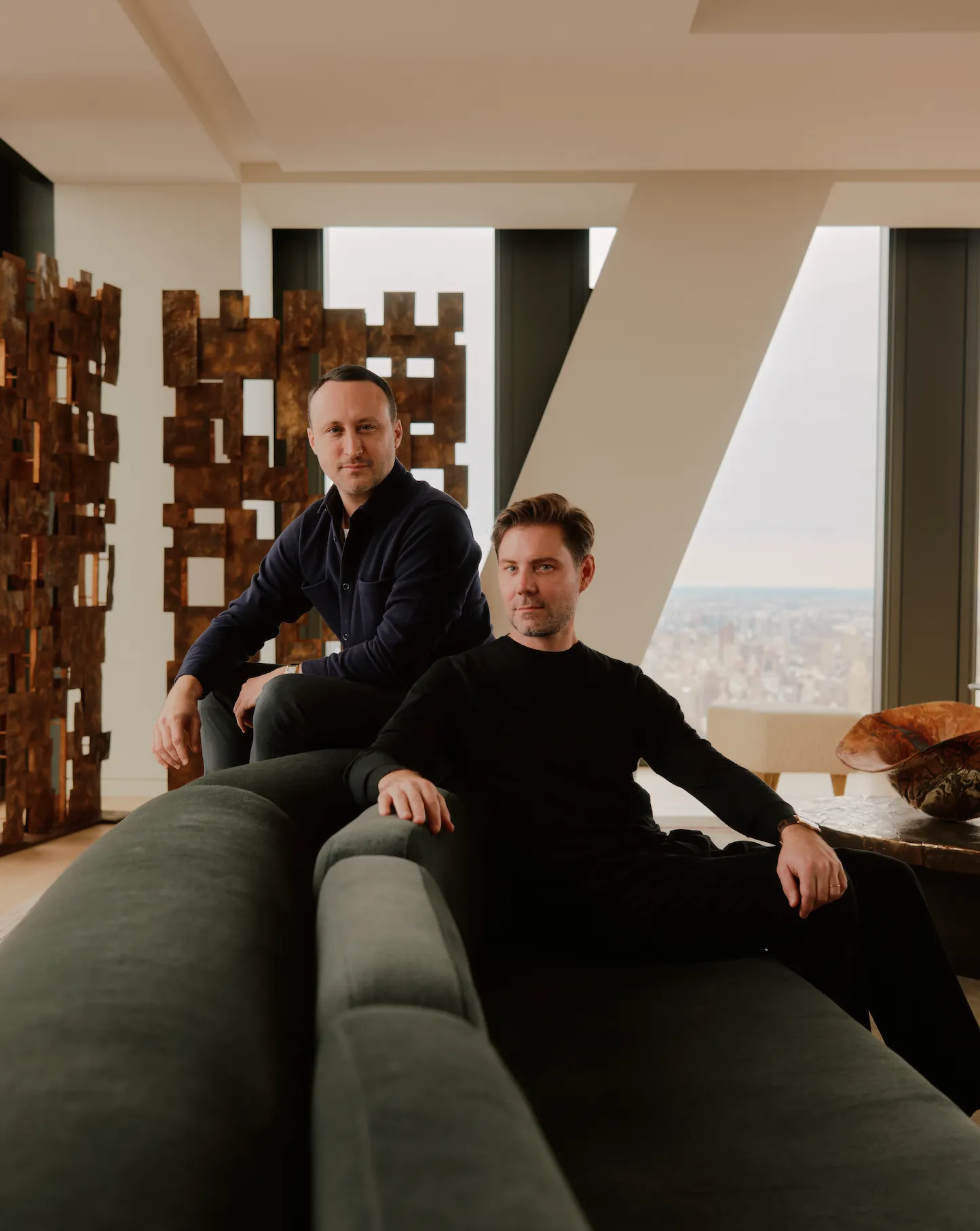 Sur un canap de Pierre Augustin Rose les deux architectes Christophe Poyet et Emil Humbert .