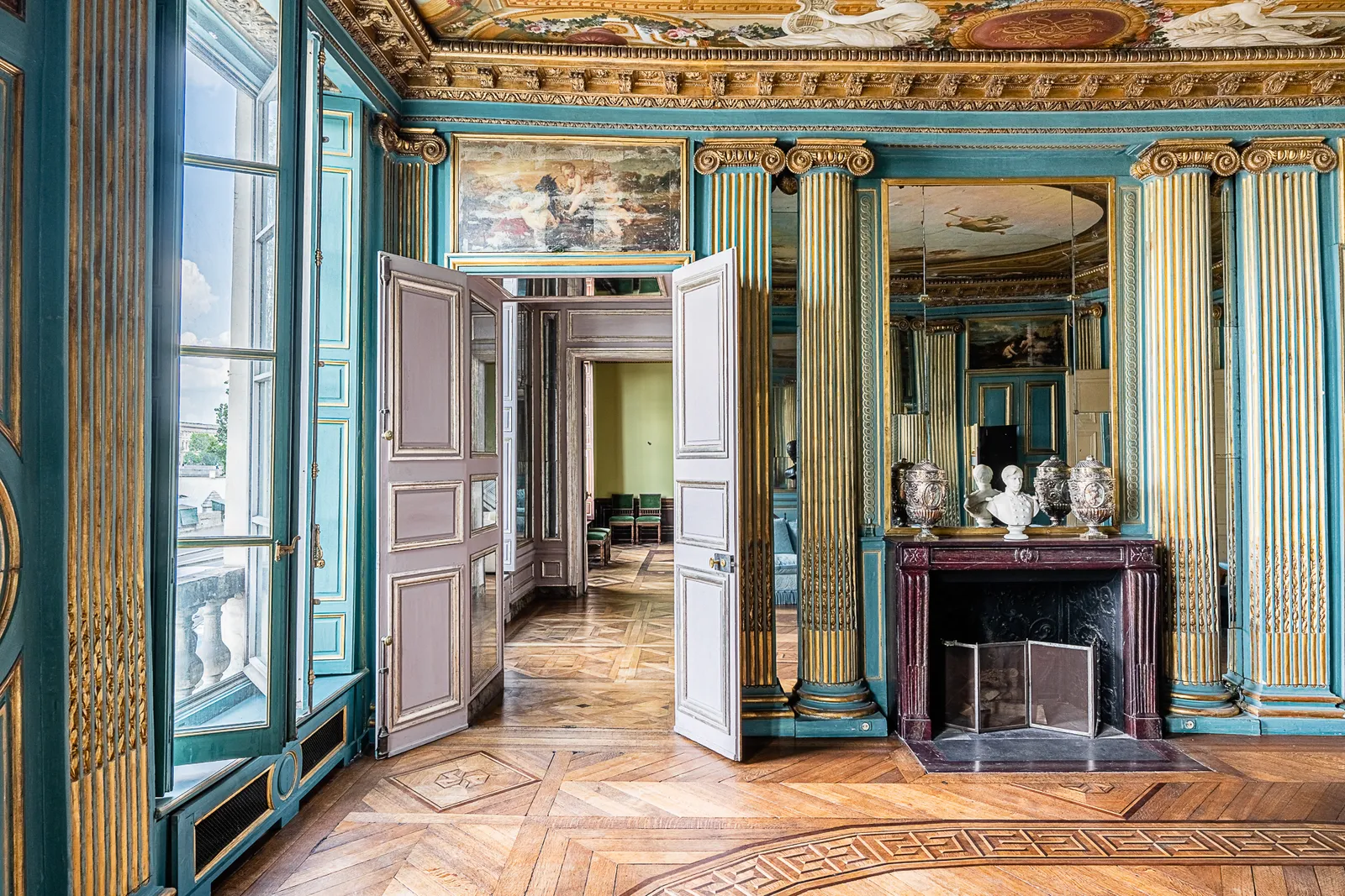 Lappartement où vcut Voltaire est à vendre à Paris entre dorures et ornementations