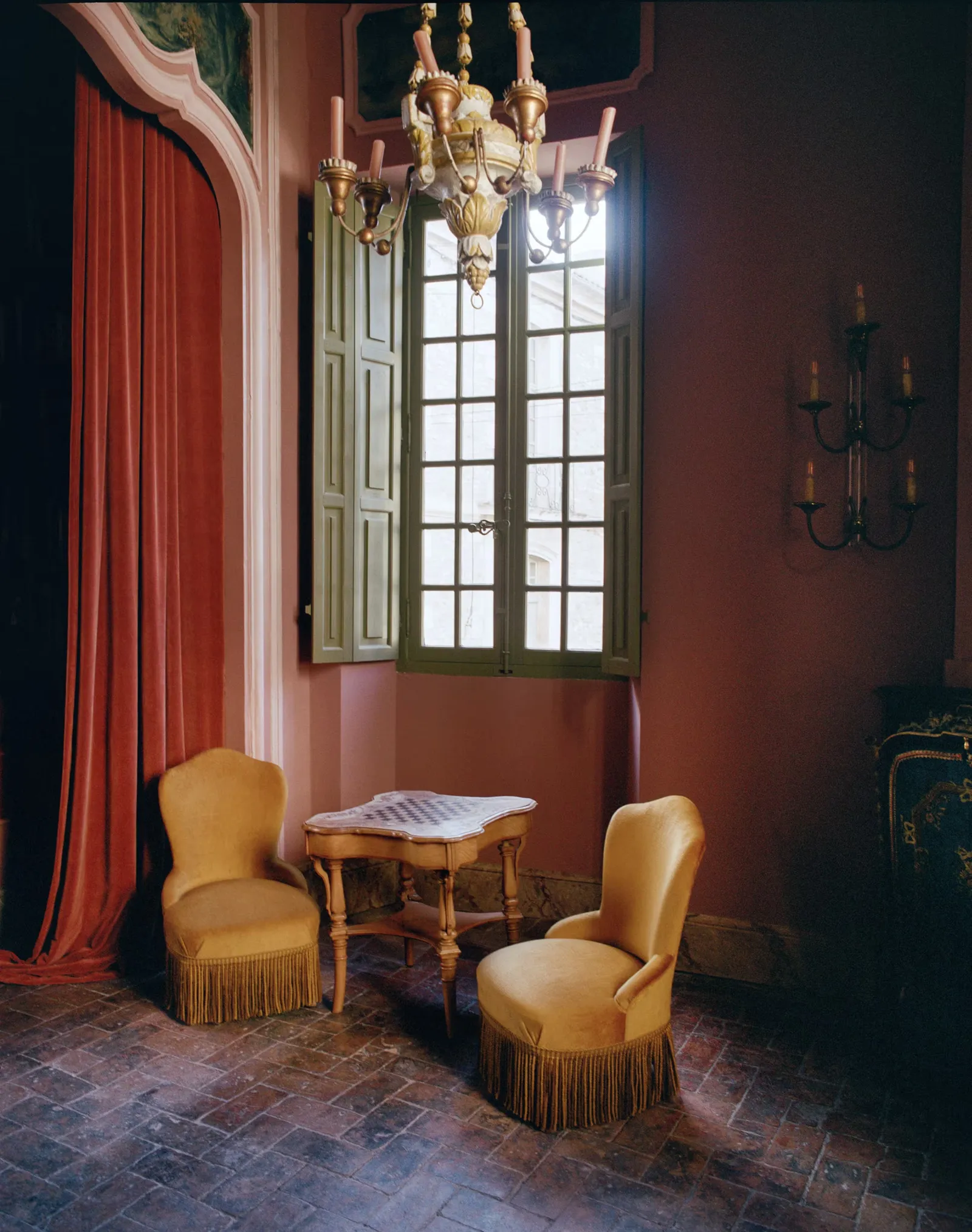 Larchitecte Diego Delgado Elias restaure un château à rserver dans le Vaucluse