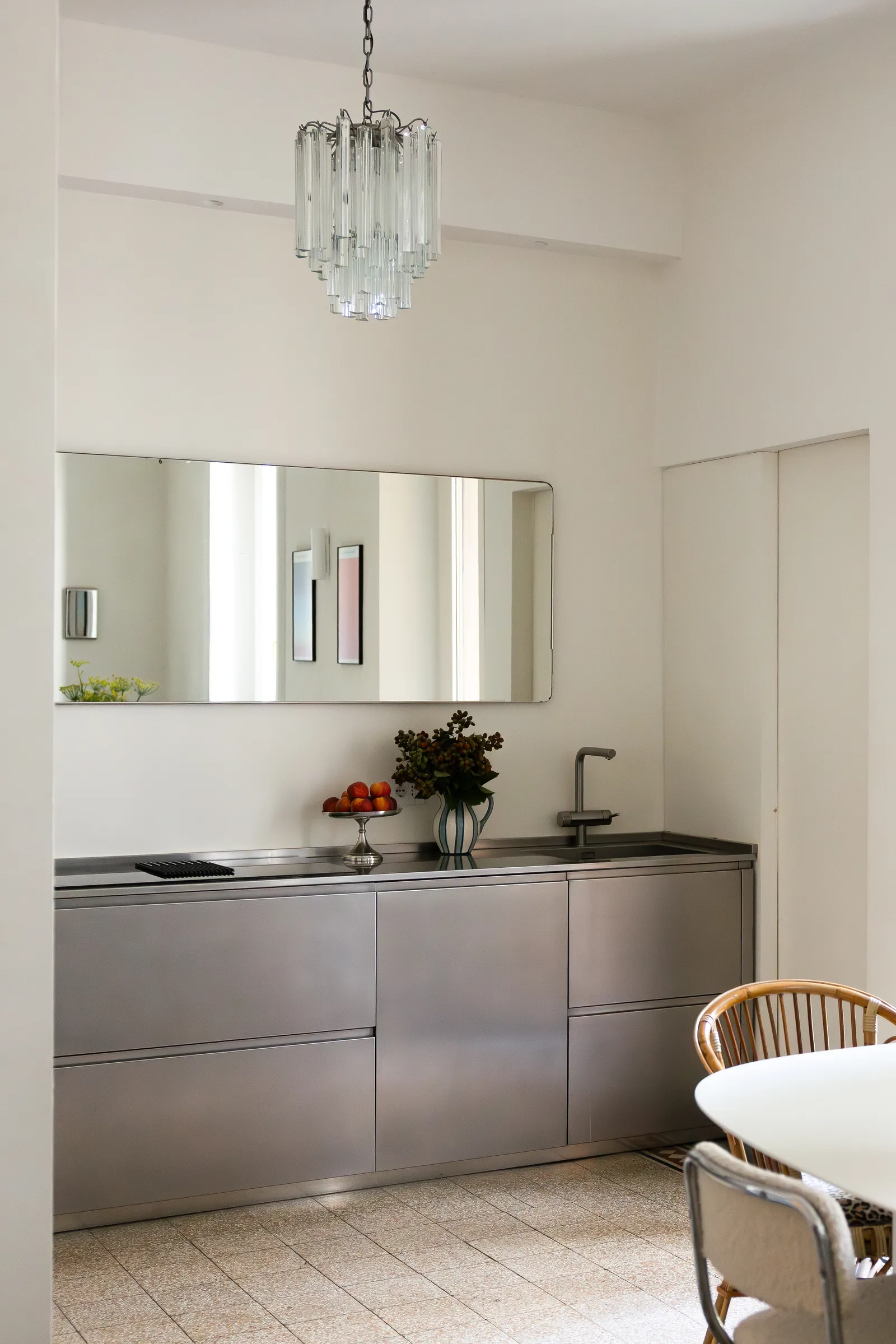 La rnovation d'un appartement du vieux Milan où les annes 1970 sont à lhonneur