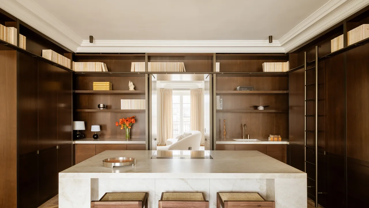Montaigne Caddesi'nde 320 m² Haussmann Tarzı Daire, Paris Kütüphanelerinden İlham Alan Tasarım