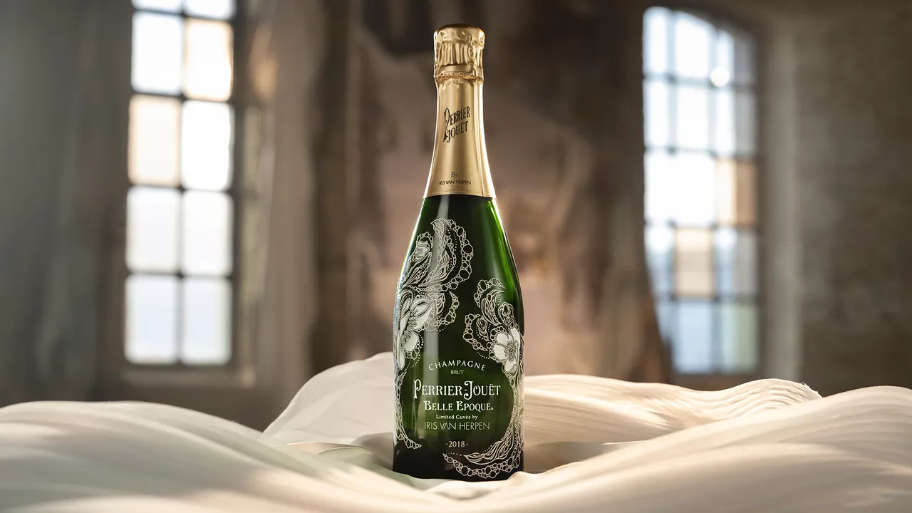 Perrier-Jouët Şişe Tasarımını Iris van Herpen'e Emanet Ediyor